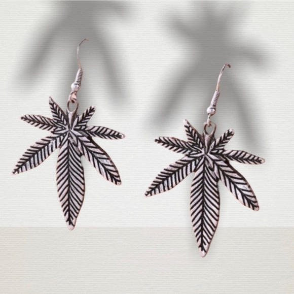 Maryjane leaf earrings 💚🌿💚 - Picture 3 of 6